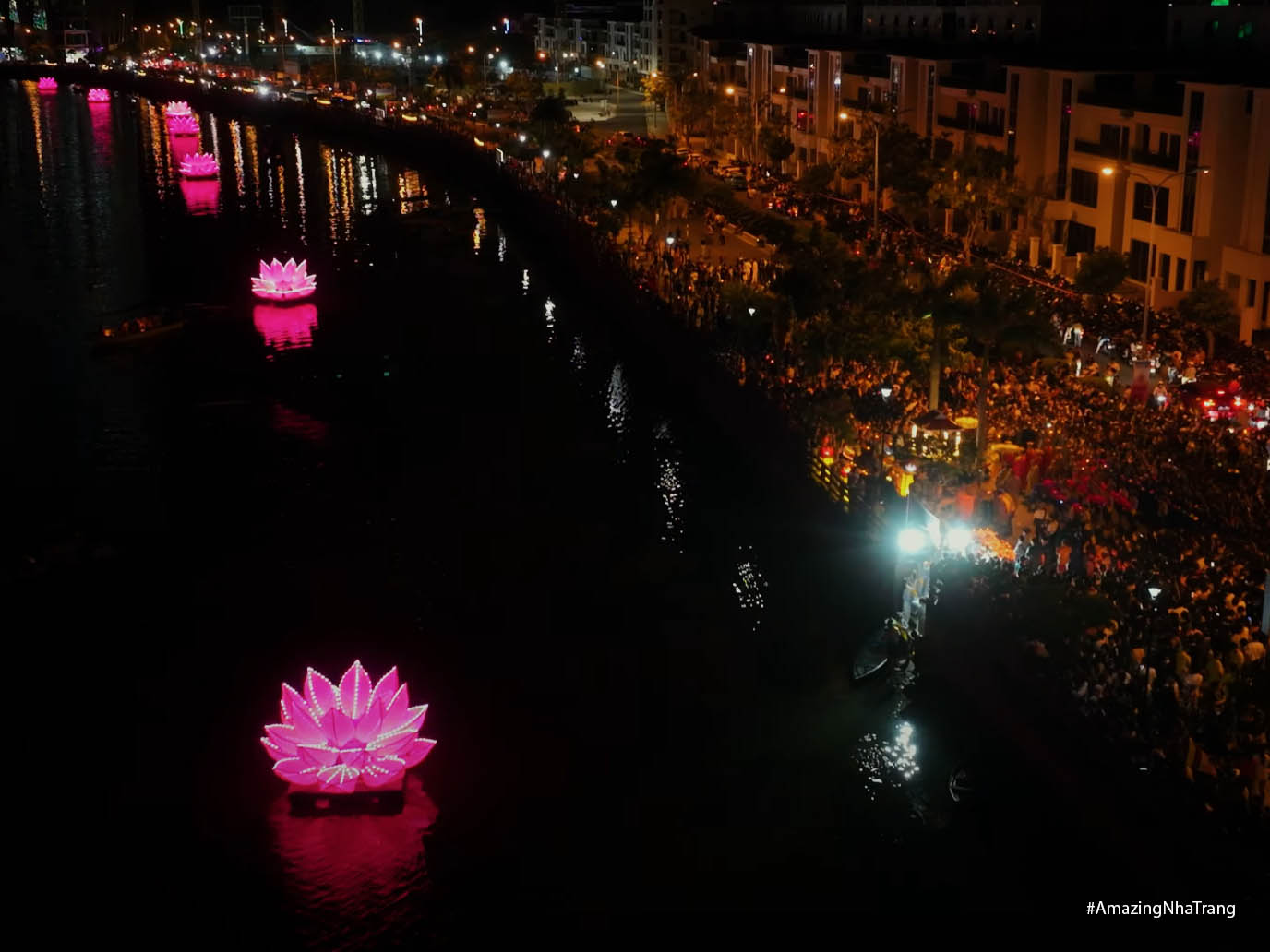 Nguyện Ước Từ Bi – Muôn Đóa Hoa Đăng Tỏa Sáng Đêm Rằm Vesak